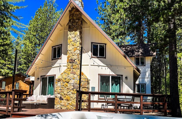 ★NEW★3BR-Sleeps 12-Game Room-HOT TUB-Trail Access