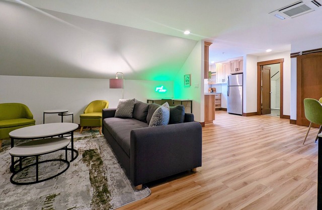 Newberg Wine Country Suites: Gris Room