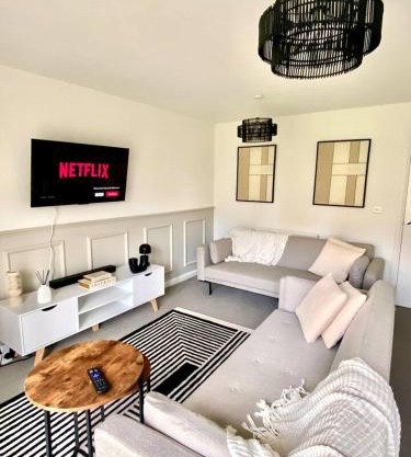 Newcastle Spacious 3-bedroom Semi-detached House with Parking, Sleeps 8, by URBAN PINNACLE STAYS