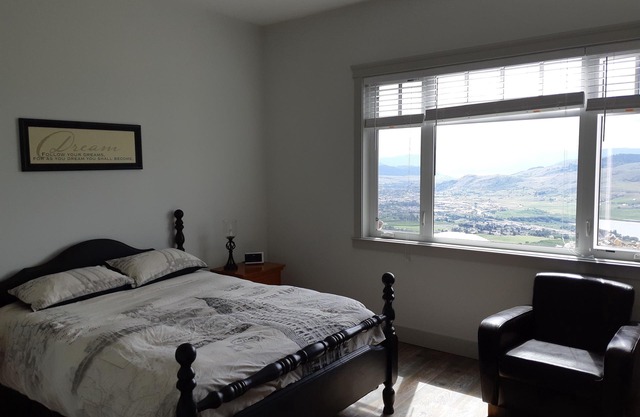 NEUE WALKOUT-KELLER-SUITE MIT 2 SCHLAFZIMMERN UND GROSSARTIGEM BLICK. ZENTRAL GELEGEN