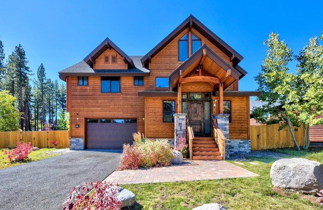 Newer 5Br Mountain Home, Hot Tub, Walk-to-Trails, 9 Beds, Game Room, Dog Friendly and Fenced