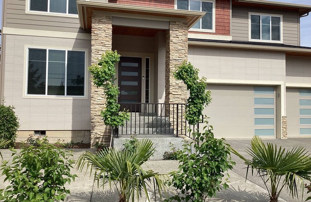 Newer comfy Renton house with gym and theater
