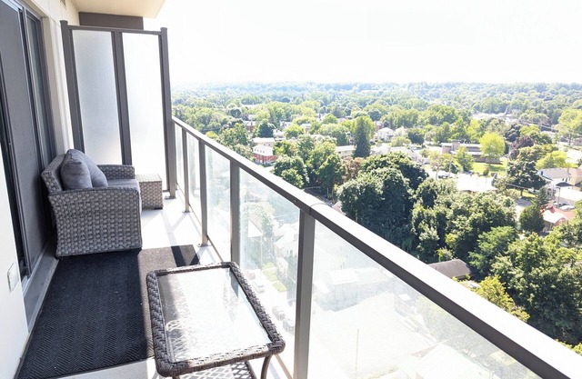 Newer Condo beside Hamilton Theatre and Tapestry Hall, 5-minute walk to downtown