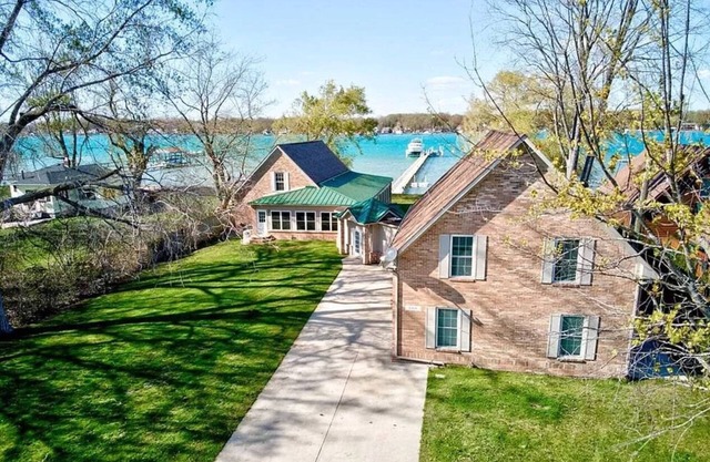 Newer Cottage on the Lake, ample space for boats