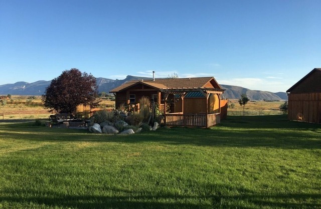Newer Cozy Cabin; Private & Under 10 Minutes to Cody!