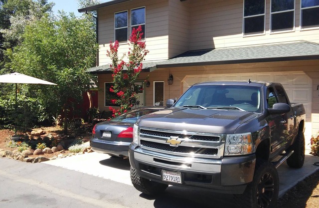 Neueres, gemütliches, zweistöckiges Ferienhaus, eine Meile vom schönen Lake Shasta entfernt
