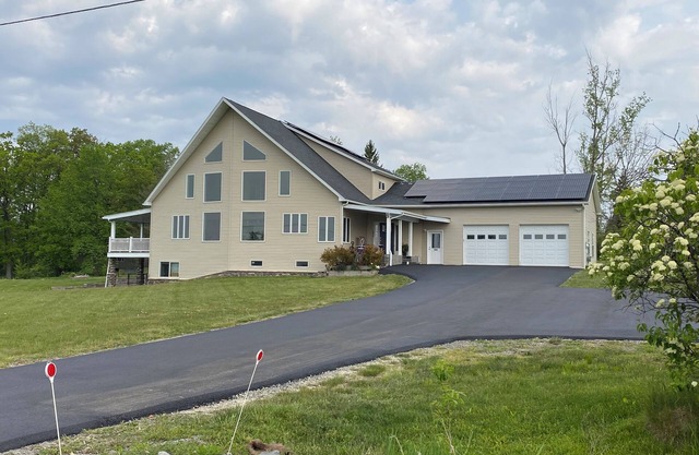 Newer house for quiet groups, great views near Cornell and Ithaca downtown, 6-11