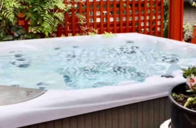 Newer Nifty Fifties large 2 bedroom with hot tub and putting green!