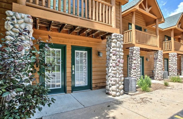 New Rustic WiFi Villa by Starved Rock sleeps 9 A guest 5 star favorite