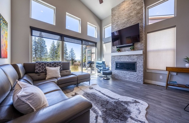 NEWLY beautiful duplex @ Rendezvous. Minutes to town & resort & AMAZING VIEWS