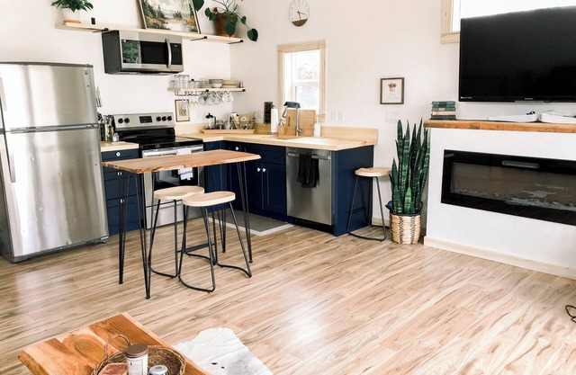 Newly Built 1-bedroom house w/ deck, W/D, full kitchen, WiFi in SANDPOINT