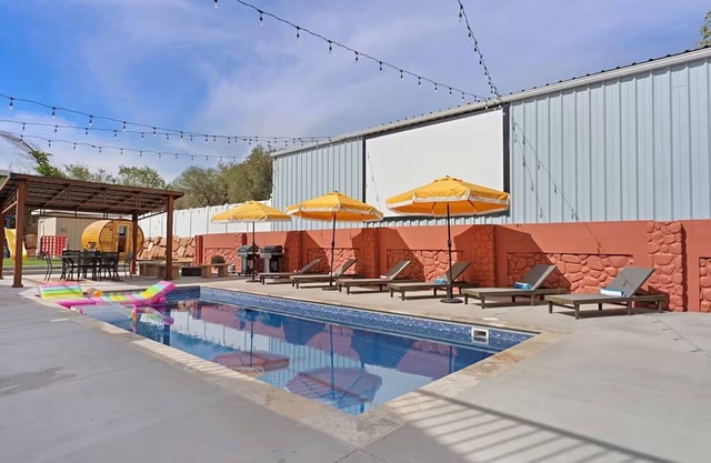 Newly Built 3BR/2BA Full of Amenities: Pool, Hot Tub, Sauna, 1 hr to Zion