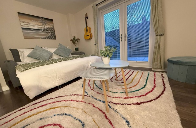 Newly Built 3BR Gem:King Beds, Fast Wi-Fi, Free Parking, Close to Airport & City