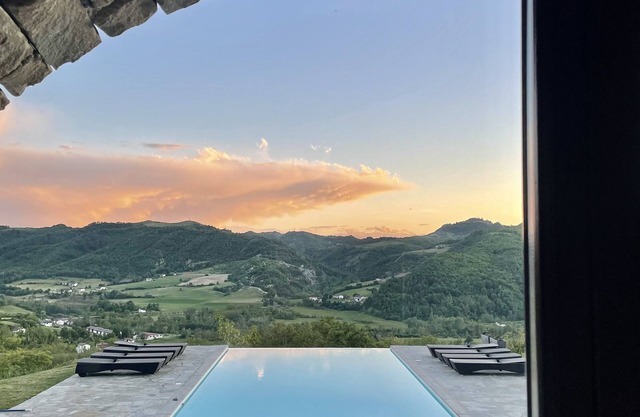 Neu gebautes authentisches Steinhaus mit Infinity-Pool
