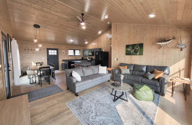 Newly Built Cedarpoint Cottage -Cozy and Relaxing on Jessie Lake -Pet Friendly