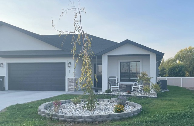 Newly built Charming 3-bedroom 2-bath duplex in the beautiful town of Kimberly