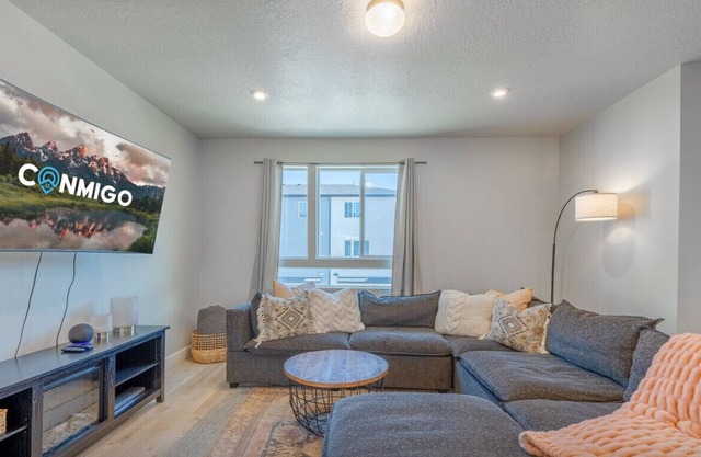 Newly Built Chic Utah Valley Gem l Theo