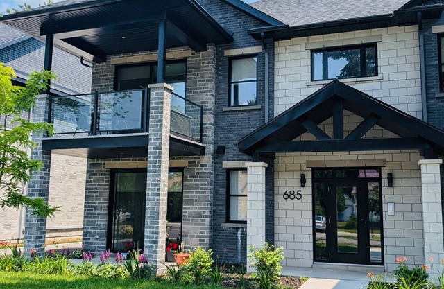 Newly built condo, with excellent natural light, 20 minutes from the airport.