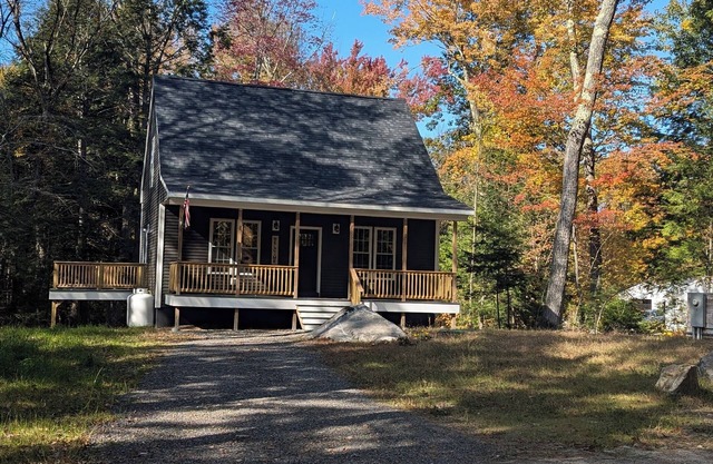 NEWLY BUILT COTTAGE by Big Sebago 3br + loft, beach, Salt water hot tub,