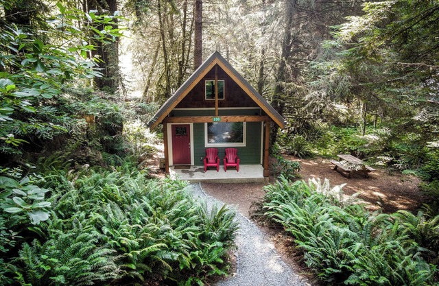 Neu gebaute Deluxe-Kabinen in einer privaten Redwood-Umgebung in der Nähe des Smith River