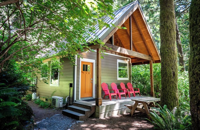Neu gebaute Deluxe-Hütten in einer privaten Redwood-Umgebung in der Nähe des Smith River