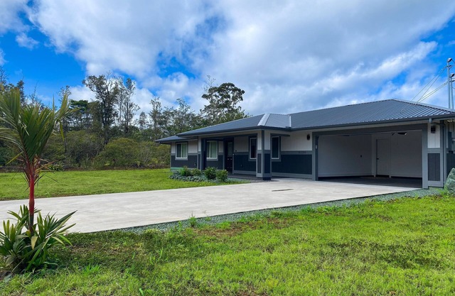 Newly-built dog-friendly home with large yard, shaded patio, & washer/dryer