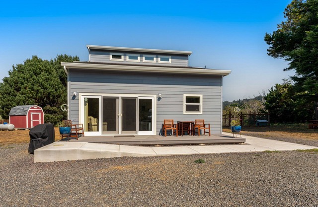 Newly built home near beach with deck, large yard, WiFi, & ping-pong - dogs OK