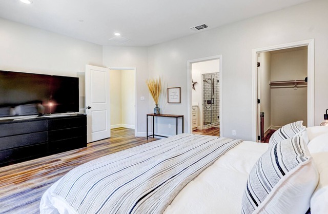 Newly built home near river & wineriesCrestview.