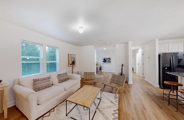 Newly built home on 9 acres with deck & aviary - close to town & great wineries