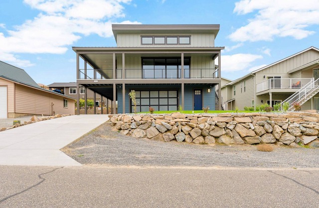 Newly built home with mountain & lake view, great deck, pool, marina & clubhouse