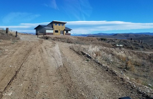Secluded Off-Grid House with Amazing Views