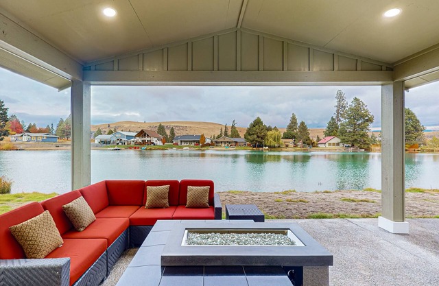 Newly-built lakefront home with fire pit, grill, & lake access