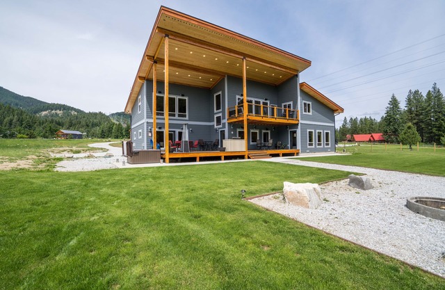 Neu erbaute Lodge am Fluss, haustierfreundliche Hütte für bis zu 14 Gäste