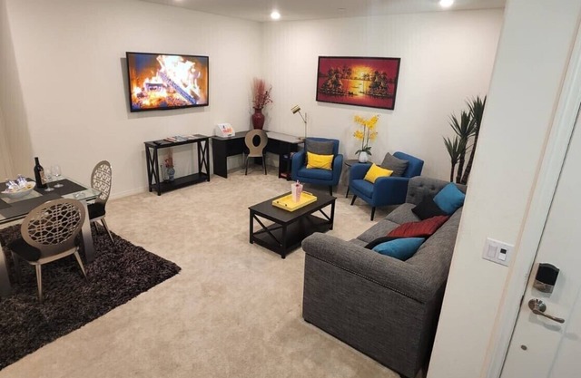 Newly Built Private Lux APT close to Ontario Airpt