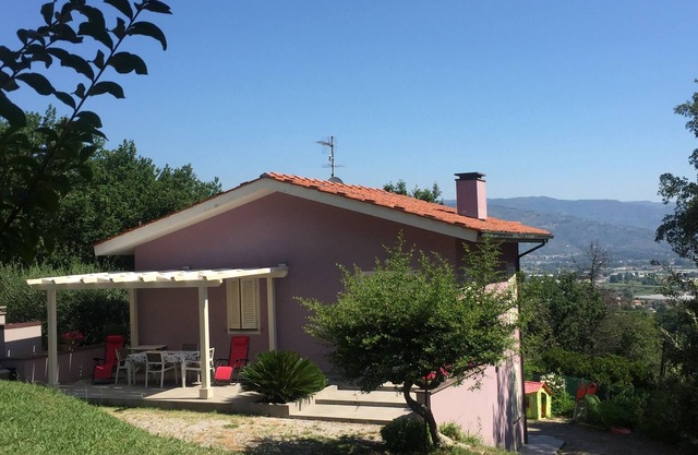 Neu erbaute Villa inmitten von Eichen-, Kiefern- und Erdbeerbäumen