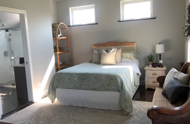 Newly Constructed Modern 1 Bedroom Apartment with Luxury Shower ~ Sleeps 3