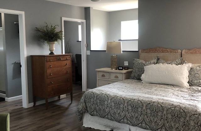 Newly Constructed Second Floor Modern Studio Apartment Unit 2 ~ Sleeps 6