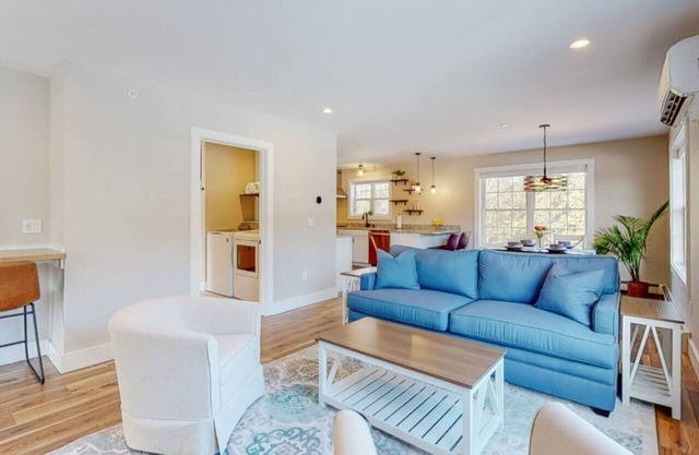 Newly Constructed Two-BR Retreat Near Portland