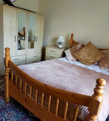 Newly Decorated Spacious room, Women only