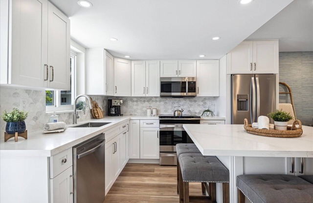 Newly decorated townhouse, saltwater lagoon views, 2 pools, tennis courts