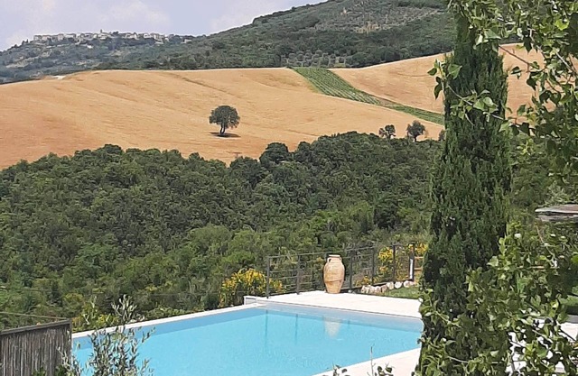 Villa mit Infinity-Pool mit Blick auf fantastische Aussichten und Sonnenuntergänge.