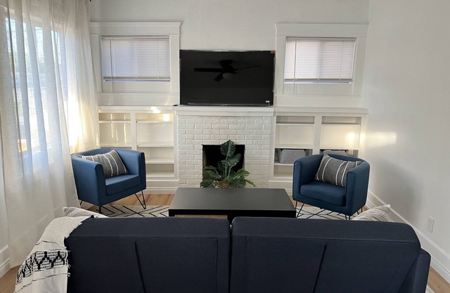 NEWLY Furnished Craftsman home-Pet-friendly, close to Base, Freeway, & Downtown.