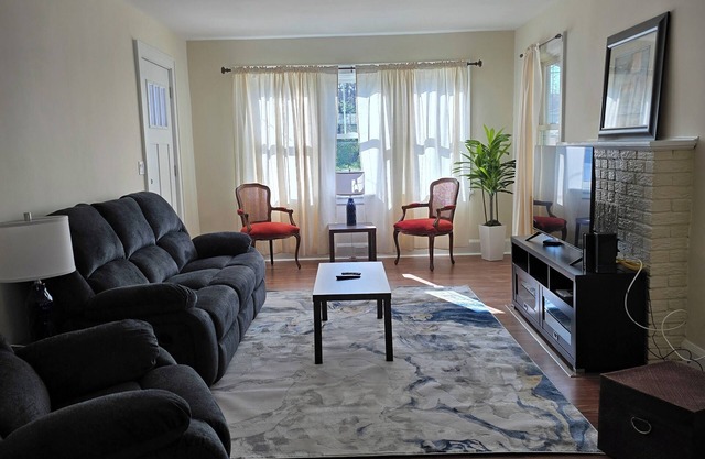 Newly furnished charming oasis 2-bedroom house in fabulous Norwood with WiFi, AC