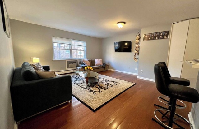 Newly listed 1Bedroom Apartment close to train!