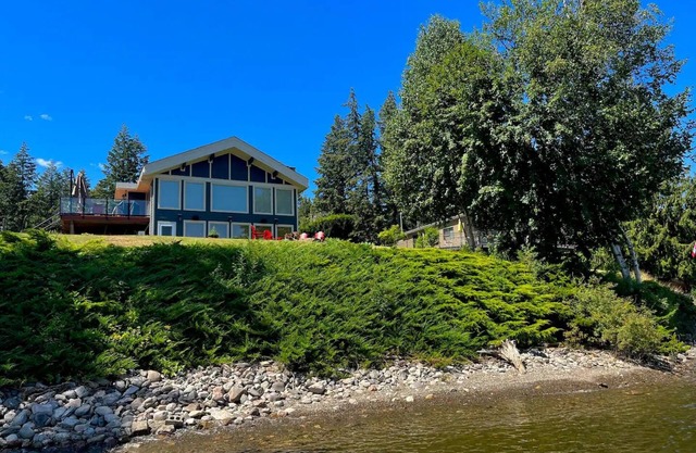 NEWLY LISTED: 4 BEDROOM WATERFRONT PROPERTY