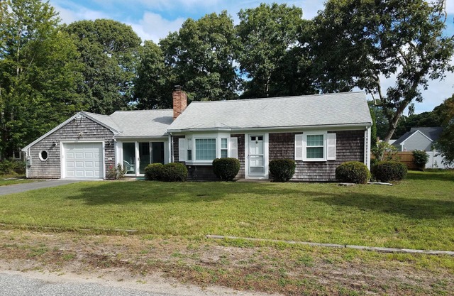 NEWLY LISTED! Adorable Mid Cape Ranch