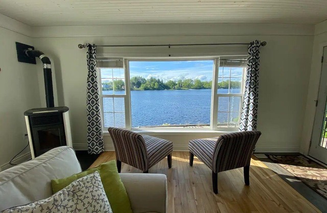 Newly listed relaxing lakefront cottage with fenced yard and games room