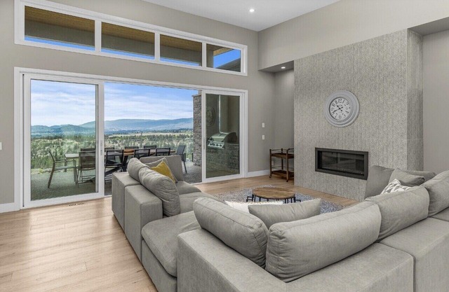 Newly Modern House w/ urban landscape of Kelowna!！