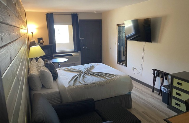 Newly Opened Sunday Bay Resort, Just Minuets from being on/in Lake ROOSEVELT