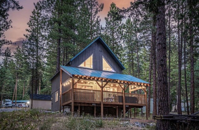 Newly owned Cabin w/ private hot tub, A/C & covered deck - Dog Friendly!